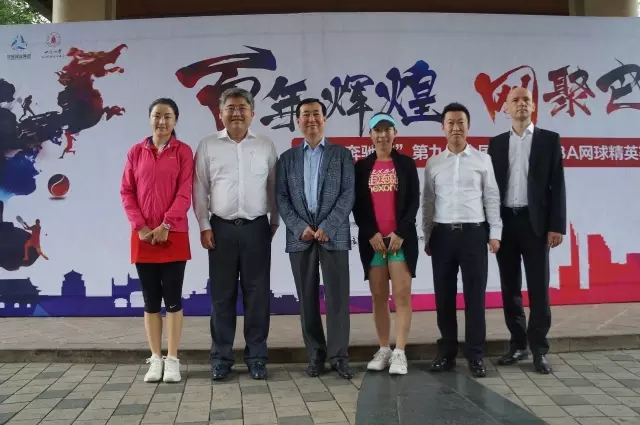 四川華星汽車集團(tuán)旗下華星錦業(yè)集團(tuán)鼎力支持網(wǎng)球運(yùn)動(dòng) 全新長(zhǎng)軸距E級(jí)車亮相“第九屆全國(guó)名校EMBA網(wǎng)球精英賽”