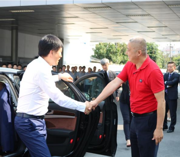 一汽-大眾奧迪銷售事業(yè)部執(zhí)行副總經(jīng)理荊青春先生到訪四川華星名仕奧迪_騰凱融資租賃