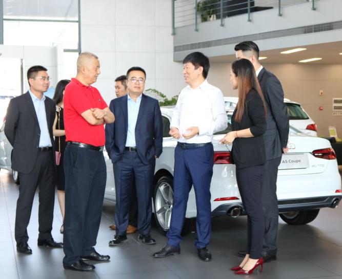 一汽-大眾奧迪銷售事業(yè)部執(zhí)行副總經(jīng)理荊青春先生到訪四川華星名仕奧迪_騰凱融資租賃