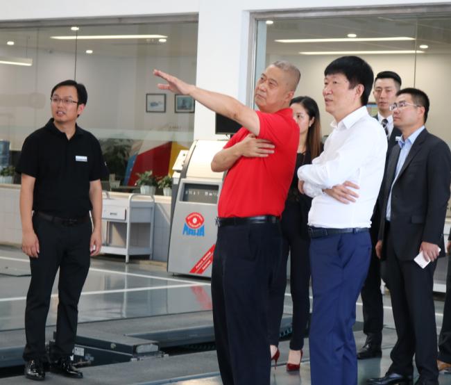 一汽-大眾奧迪銷售事業(yè)部執(zhí)行副總經(jīng)理荊青春先生到訪四川華星名仕奧迪_騰凱融資租賃