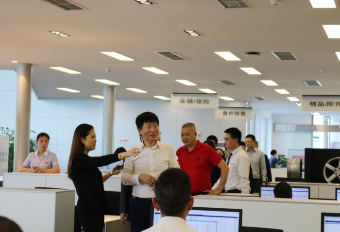 一汽-大眾奧迪銷售事業(yè)部執(zhí)行副總經(jīng)理荊青春先生到訪四川華星名仕奧迪_騰凱融資租賃