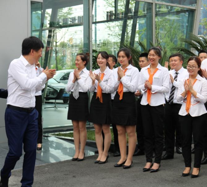 一汽-大眾奧迪銷售事業(yè)部執(zhí)行副總經(jīng)理荊青春先生到訪四川華星名仕奧迪_騰凱融資租賃